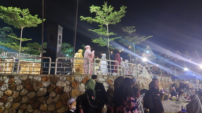 Tampak beberapa jemaah putri mengikuti salat jamaah isya di lokasi pengajian. (Foto: Binti N Rosida/JatimTiMES)