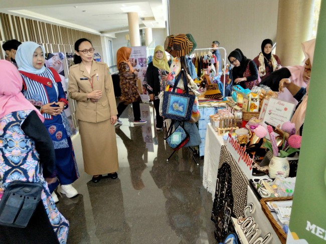 Kepala Bappeda Kota Malang Dwi Rahayu mendampingi Pj Ketua TP PKK Kota Malang meninjau stand pameran UMKM