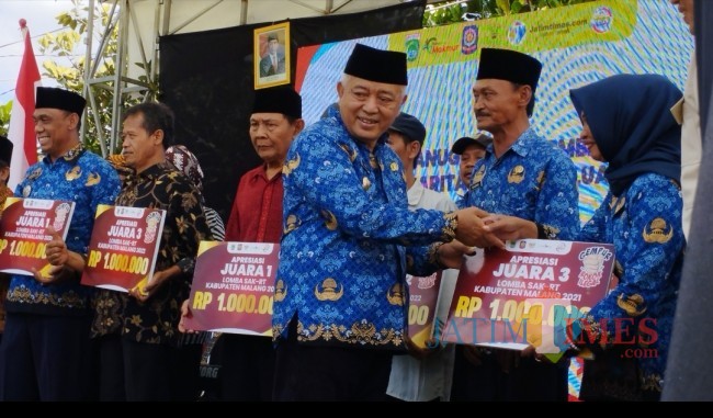 Penyerahan hadiah Lomba SAK-RT oleh Bupati Malang HM Sanusi (foto: Hendra Saputra/JatimTIMES)