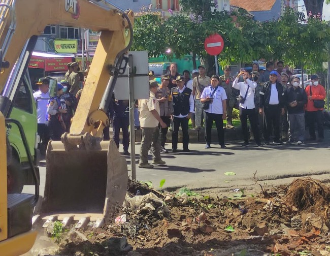 Proses eksekusi bangunan eks tempat cucian mobil di Jalan Ki Ageng Gribig.(Foto: Riski Wijaya/MalangTIMES).