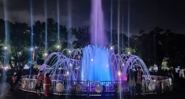 Air mancur Alun-Alun Kota Malang saat malam hari. (Foto: Google)