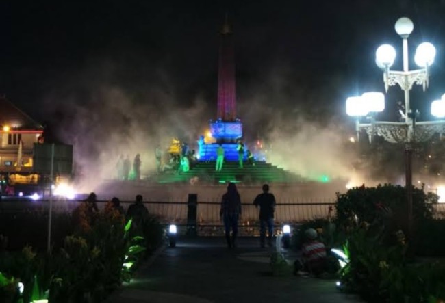 Alun-Alun Tugu Balaikota Malang saat malam hari. (Foto: Google)