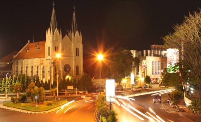 Jalan Ijen Kota Malang saat malam hari. (Foto: Google)