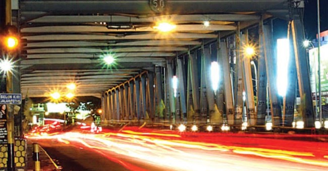 Jembatan Jalan Soekarno Hatta Malang saat malam hari. (Foto: Google(