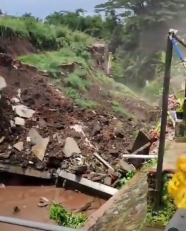 Reruntuhan dinding penyangga tepi sungai di Kampung Keramat. (Foto: X/@bpbd_malangkota)
