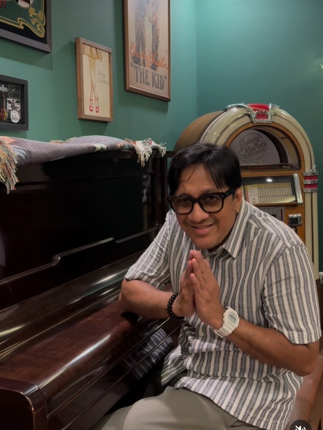 Momen Andre menyatukan tangan seolah meminta maaf dan meminta perdamaian atas somasi yang dilayangkan Ndhank, eks gitaris Stinky. (Foto: Instagram Andre Taulany)