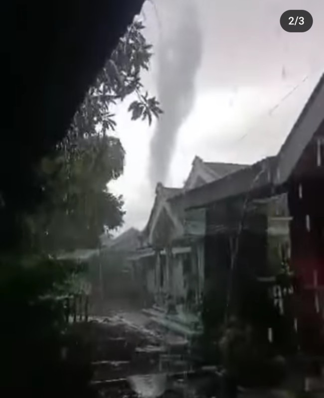 Teelihat rekaman putaran puting beliung berada di tengah-tengah pemukiman warga. (Foto: Instagram @ndorobei.official)