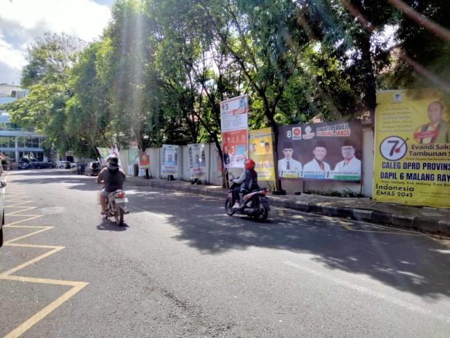 Sederet APK yang dipasang di trotoar sekitar Jalan Majapahit.(Foto: Riski Wijaya/MalangTIMES).