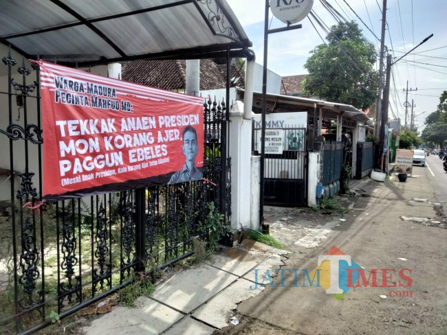 Baner yang terpasang di pagar salah satu rumah di Jalan Kaliurang Kota Malang.(Foto: Riski Wijaya/MalangTIMES).