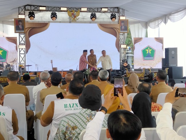 Launching SPPT PBB Kota Malang tahun 2024 oleh Pj Wali Kota Malang Wahyu Hidayat, Ketua DPRD I Made Riandiana Kartika dan Kepala Bapenda Handi Priyanto.(Foto: Riski Wijaya/MalangTIMES).