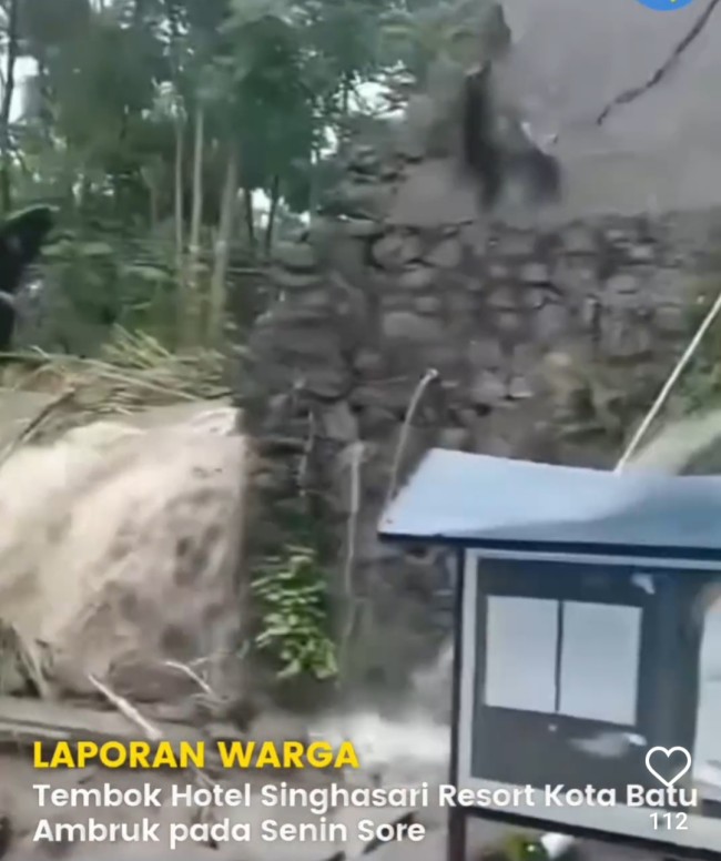 Terlihat samping pagar pembatas hotel Singhasari Resort tampak debit aris banjir yang cukup deras. (Foto: Instagram)