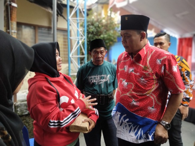 Ketua DPRD Kota Malang I Made Riandiana Kartika saat berdialog dengan sejumlah warga.(Foto: Riski Wijaya/MalangTIMES).