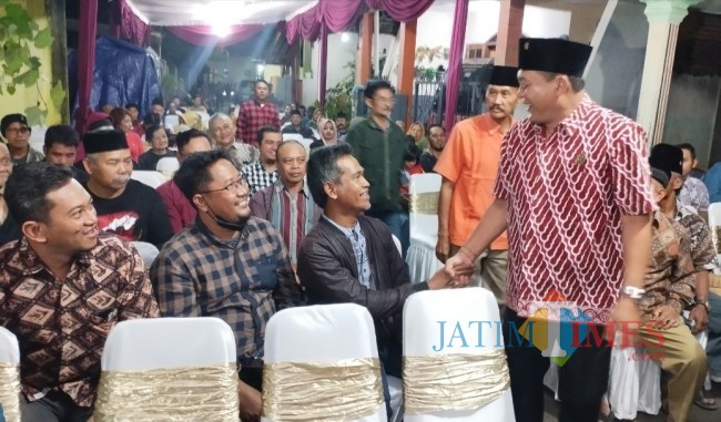 Ketua DPRD Kota Malang I Made Riandiana Kartika saat menyapa masyarakat RW 03 Kelurahan Tlogomas (foto: Hendra Saputra/JatimTIMES)