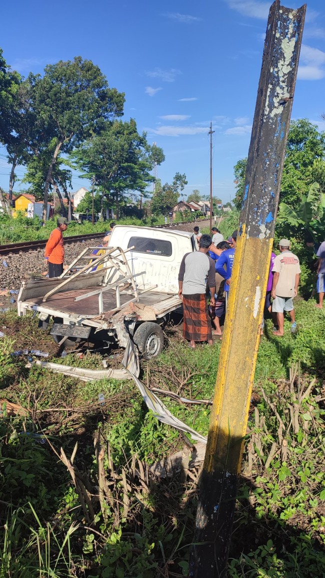 Penampakan pikap setelah ditampar kereta. (Foto: X @sahabat_kereta)