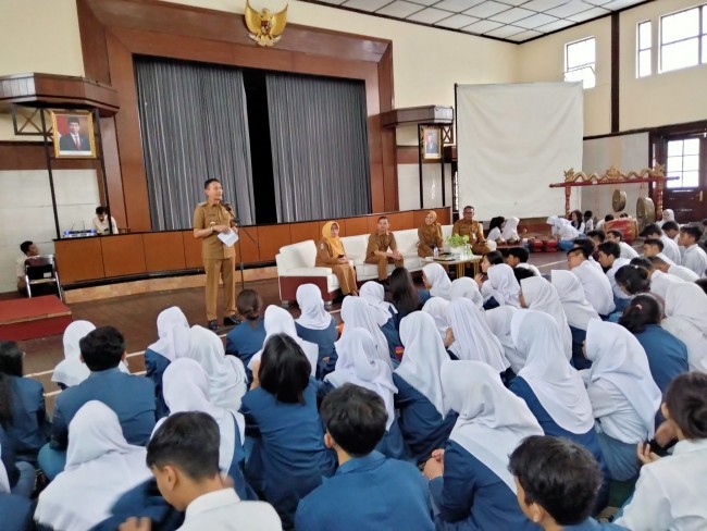 Pj Wali Kota Malang, Wahyu Hidayat memberikan arahan kepada siswa.(Foto: Riski Wijaya/MalangTIMES).