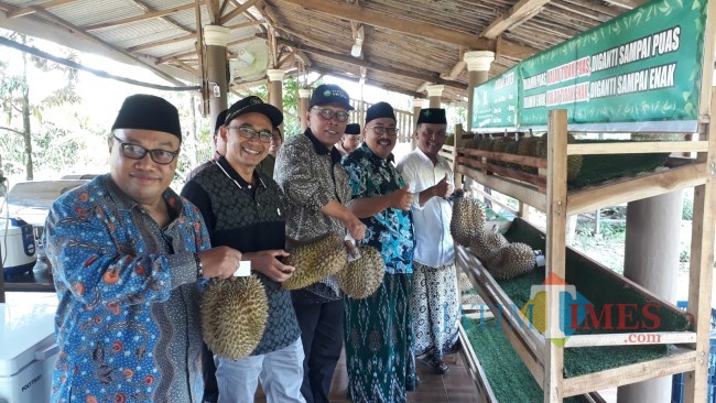 Menunjukkan durian.