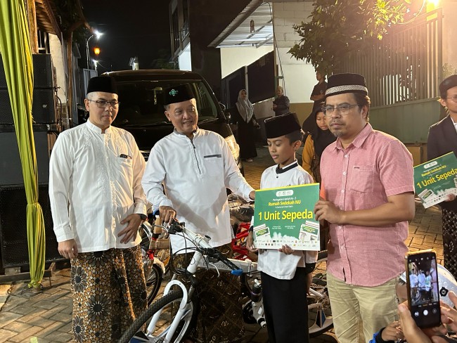 Pemberian satu unit sepeda kepada yatim piatu. (Foto: istimewa)