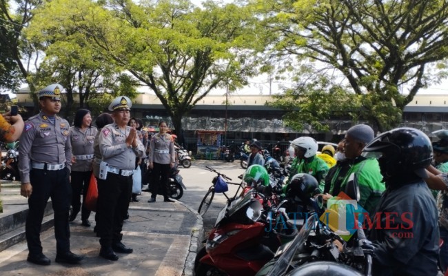 Sosialisasi menekan angka kecelakaan pada Ojol yang dilakukan Satlantas Polresta Malang Kota (foto: Hendra Saputra/JatimTIMES)