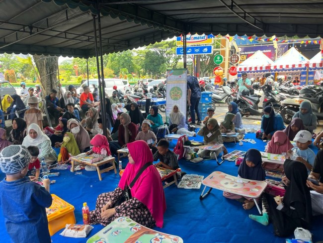Antusias peserta lomba mewarna dan menulis angka.(Foto: JatimTIMES).