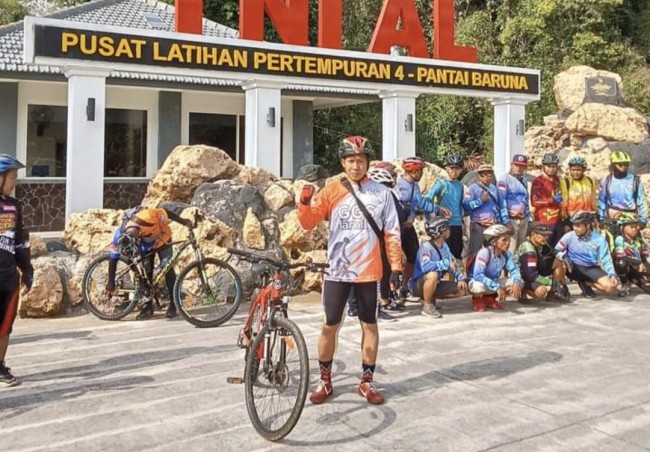 Hidayat saat beristirahat dalam perjalanan Gowes Segara (foto: istimewa)