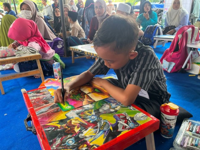 Salah satu peserta lomba mewarna.(Foto: JatimTIMES).