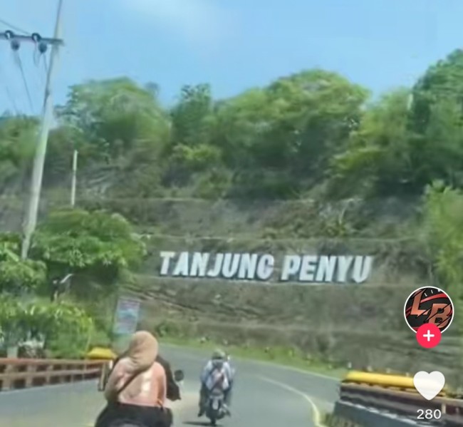 Sebelum pintu masuk pantai akan menemukan tulisan Tanjung Penyu. (Foto: TikTok)