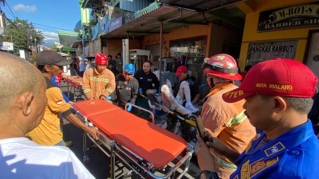 Sejumlah korban kebakaran saat dibawa ke rumah sakit (foto: Hendra Saputra/JatimTIMES)