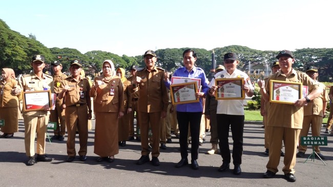 Pj Wali Kota Malang Wahyu Hidayat bersama 4 kepala perangkat daerah yang menerima penghargaan.(Foto: Ahmad Amin/MalangTIMES).