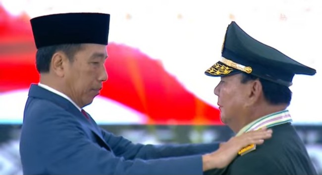 Momen Jokowi menyematkan tanda pangkat jenderal bintang empat kepada Prabowo. (Foto: Narasi TV)