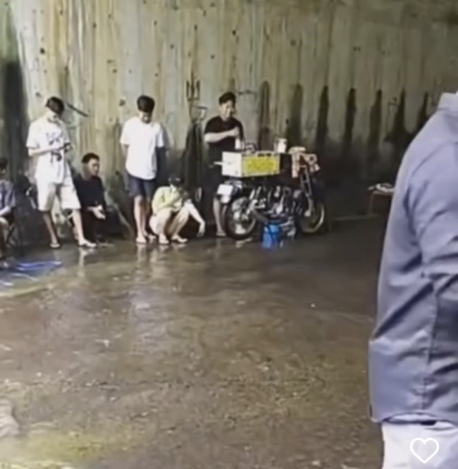 Tampak penjual kopi Terowongan Bamban menurunkan motornya ke kolong jembatan atau terowongan. (Foto: TikTok) 
