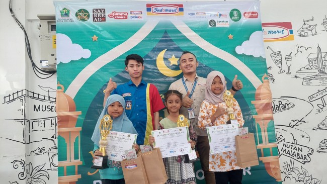 Para pemenang lomba mewarnai kaligrafi foto bersama staf Indomaret, Minggu (3/3/2024). (Foto: Binti N Rosidah/JatimTIMES)
