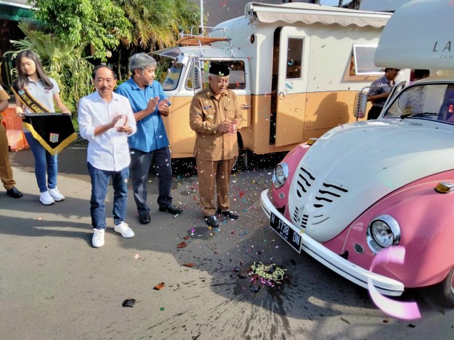 Direktur Perumda Jasa Yasa Djoni Sudjatmoko dan Komisaris J99 Sidik Wijanarko bersama Bupati Malang HM. Sanusi usai menjajal Camper Van.(Foto: Riski Wijaya/MalangTIMES).