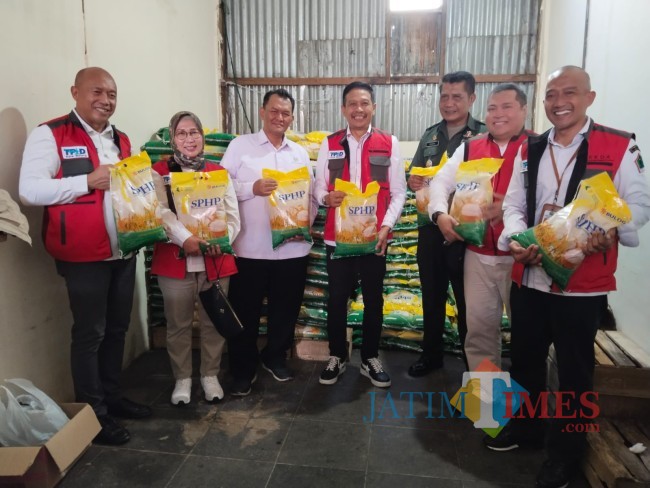 Pj Wali Kota Malang Wahyu Hidayat (tengah) bersama TPID saat mengecek beras di toko ritel (foto: Amin/JatimTIMES)