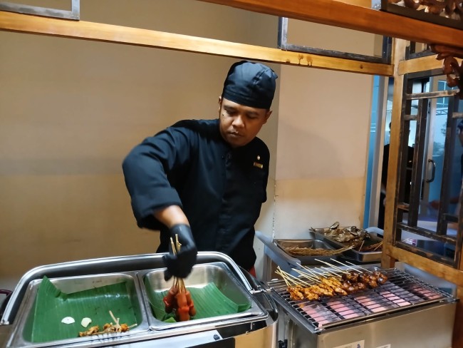 Tampak chef menyajikan aneka sate dalam menu buka puasa di Swiss Belinn Malang. (Foto: Zaki/JatimTIMES)