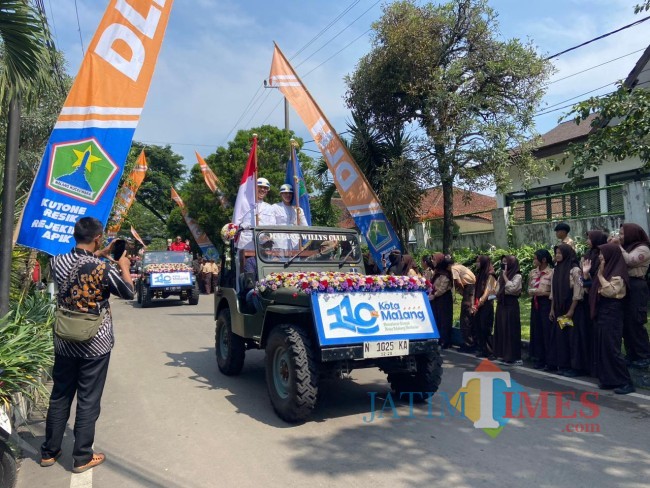 Pawai mengawal Piala Adipura kategori Kota Besar (foto: Hendra Saputra/JatimTIMES)