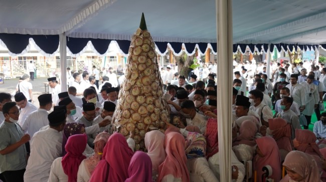 Momen pembagian apem kepada seluruh jamaah yang hadir di RSUD dr Saiful Anwar (foto: istimewa)