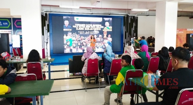 Pertunjukan olah vokal anak pada turnamen catur nasional Piala Ketua KONI Kota Malang Djoni Sudjatmoko (foto: Hendra Saputra/JatimTIMES)