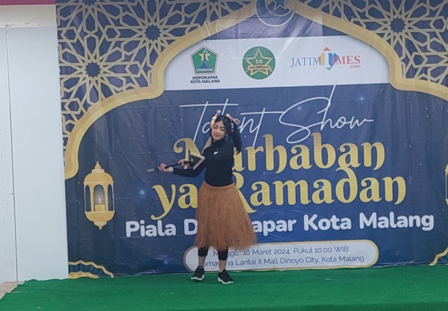 Salah satu peserta dance tunggal modern dalam Talent Show Marhaban Ya Ramadan Piala Disporapar Kota Malang. (Foto: Binti N Rosidah/JatimTIMES)