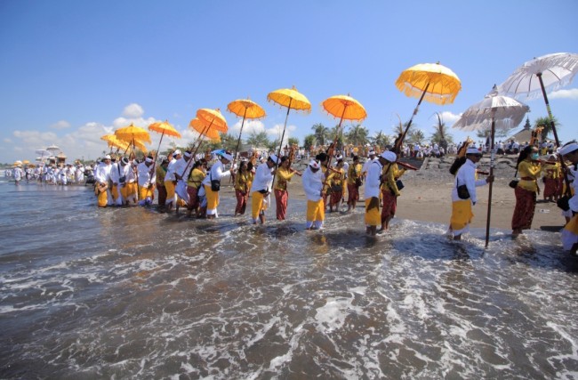 Upacara Melasti. (Foto: Antara)