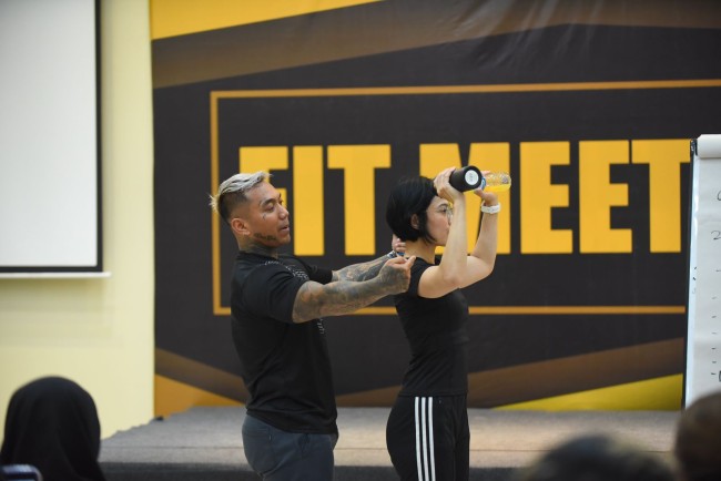 Momen Samid memberikan contoh latihan gym yang benar (foto: istimewa)