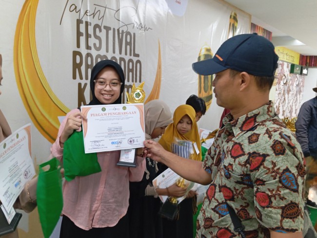 Muslimin selaku Manager Marketing dan Perikanan Jatim Times Saat Memberikan Penghargaan Kepada Juara Lomba Puisi