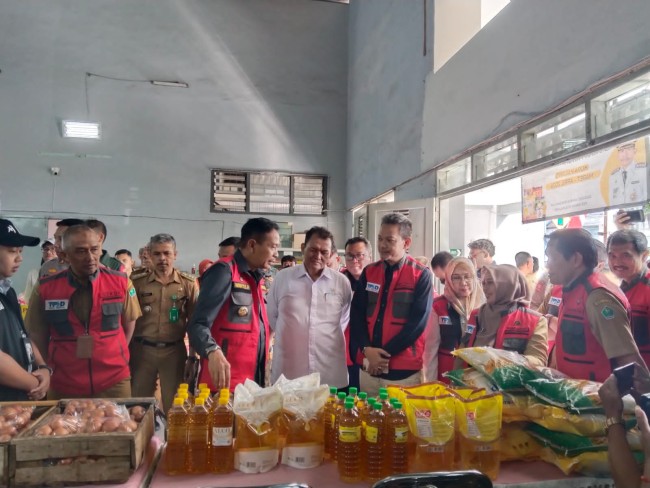 Pj Wali Kota Malang Wahyu Hidayat bersama Kepala Diskopindag Eko Sri Yuliadi meninjau harga bahan pangan.(Foto: Ahmad Amin/MalangTIMES).