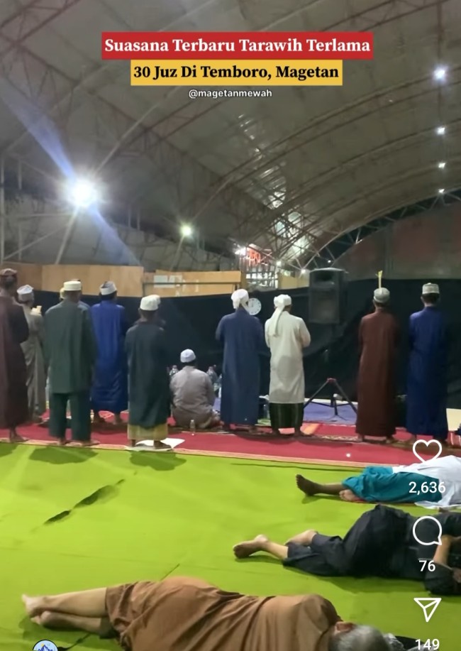 Tampak beberapa jemaah ada yang rehat tarawih di belakang shaf salat tarawih. (Foto: Instagram)