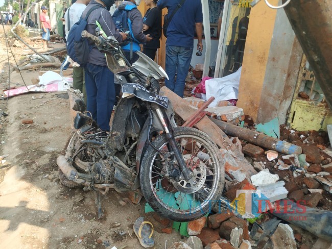 Tampak sepeda motor korban yang hancur. 