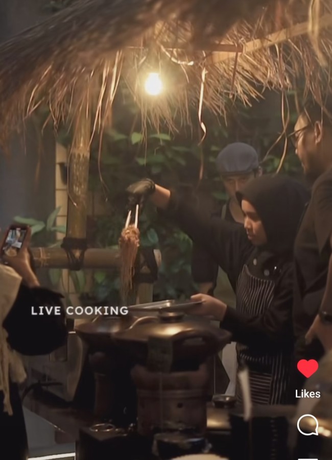 Live cooking di iftar Ramadan Dialogii Signature Malang. (Foto: Instagram Dialogi Signature)