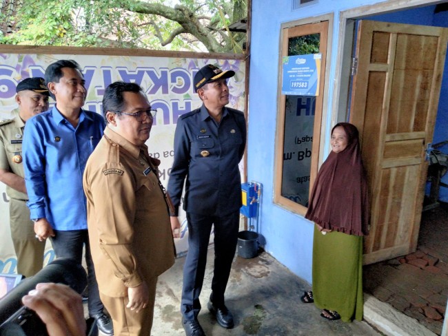 Peninjauan di salah satu rumah penerima manfaat.(Foto: Riski Wijaya/MalangTIMES).