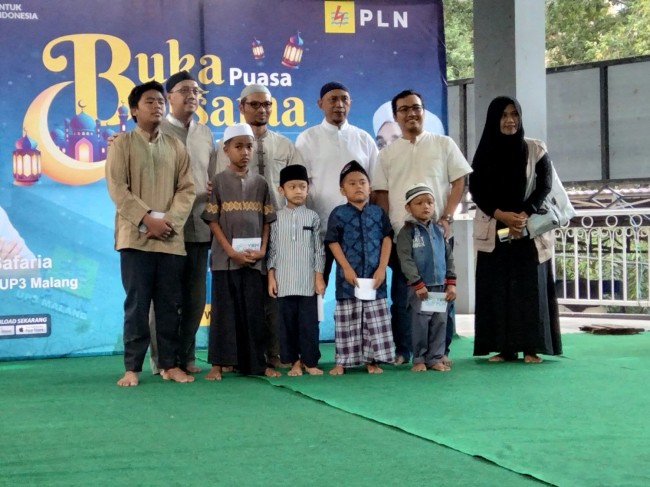 Manajer PLN UP3 Malang Albert Safaria bersama sejumlah anak yatim piatu.(Foto: Riski Wijaya/MalangTIMES).