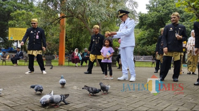 Pj Wali Kota Malang Wahyu Hidayat saat menyapa masyarakat di Alun-alun Merdeka (foto: Hendra Saputra/JatimTIMES)