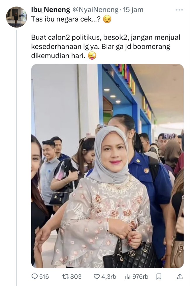 Akun yang memposting foto Ibu Iriana saat menggunakan tas mewah