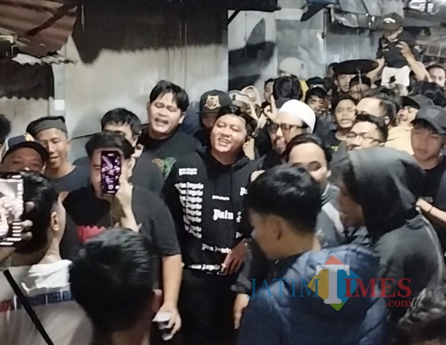 Denny Caknan dan Gerpakkk saat patrol sahur di Kotalama, Kota Malang (foto: Hendra Saputra/JatimTIMES)